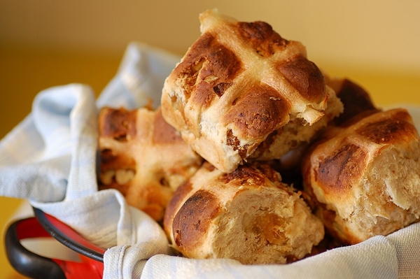 Hot_cross_buns_-_fig_and_pecan
